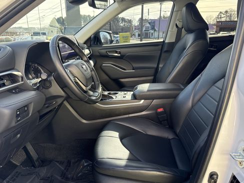 Used 2024 Toyota Highlander XLE image 16