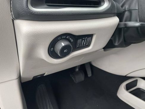 Used 2022 Chrysler Pacifica Touring-L FWD image 21