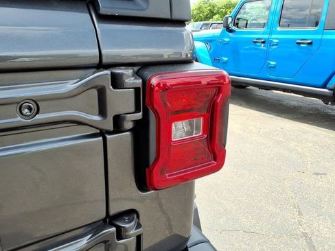 Used 2023 Jeep Wrangler Unlimited Sahara w/ Cold Weather Group AWD/4WD image 16