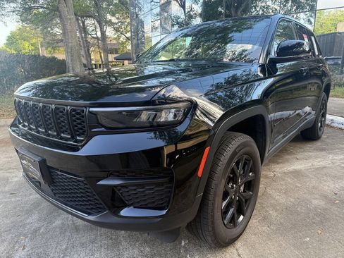 Used 2024 Jeep Grand Cherokee Altitude image 3