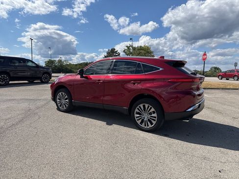 Used 2023 Toyota Venza XLE image 12