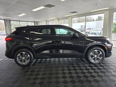 Used 2025 Chevrolet Blazer LT image 3