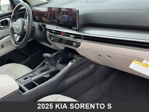 Certified 2025 Kia Sorento S image 18