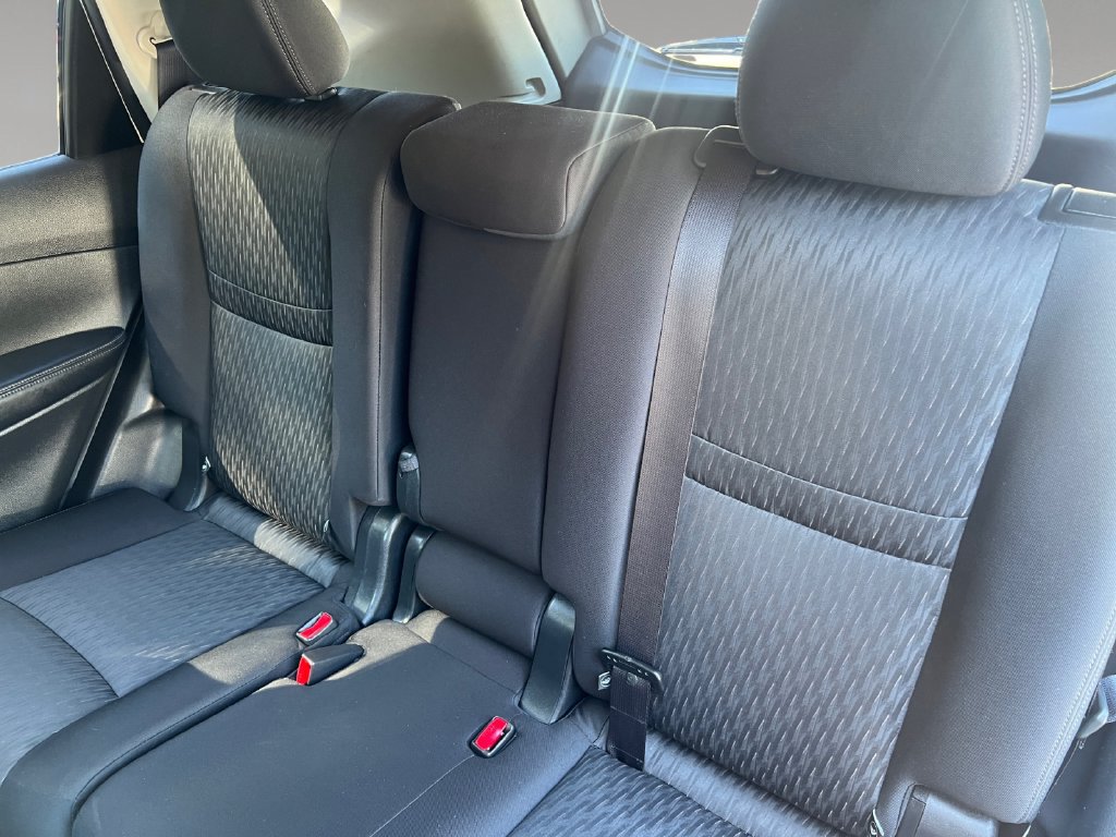 Used 2018 Nissan Rogue SV AWD/4WD image 16