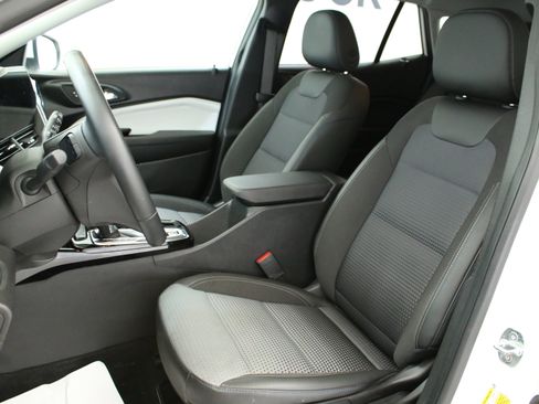 Used 2024 Chevrolet Trax LT w/ LT Convenience Package FWD image 18