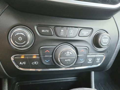 Used 2019 Jeep Cherokee Limited w/ Luxury Group AWD/4WD image 29