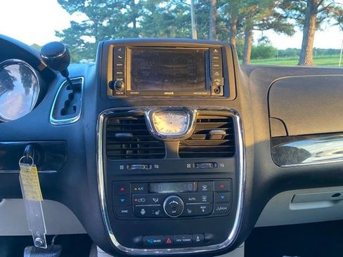 Used 2012 Chrysler Town & Country Touring-L w/ Entertainment Group #2 FWD image 18