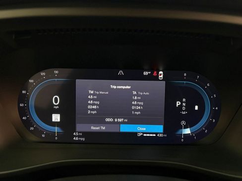 Used 2025 Volvo XC40 B5 Plus image 16