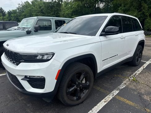 Used 2023 Jeep Grand Cherokee Limited w/ Black Appearance Package AWD/4WD image 2