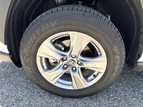 Used 2025 Toyota RAV4 XLE AWD/4WD image 10
