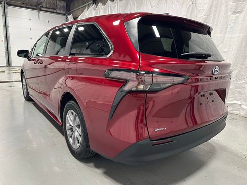 Used 2025 Toyota Sienna LE image 5