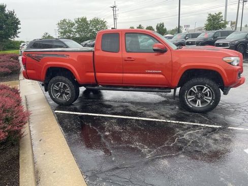 Used 2017 Toyota Tacoma TRD Sport w/ Tow Package (A/T) AWD/4WD image 2
