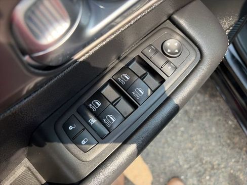 Used 2025 Chrysler Pacifica Select FWD image 26