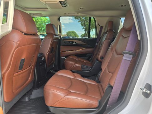 Used 2016 Cadillac Escalade Luxury AWD/4WD image 15