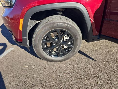 Used 2025 Jeep Grand Cherokee L Laredo image 27