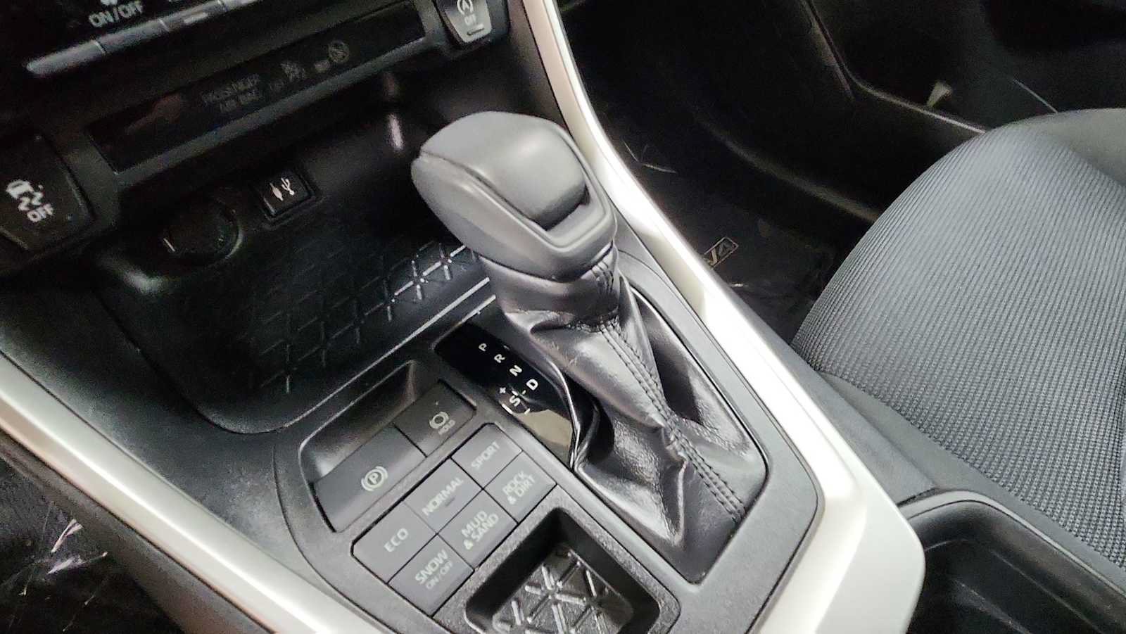 Certified 2019 Toyota RAV4 LE w/ Carpet Mat Package AWD/4WD image 22