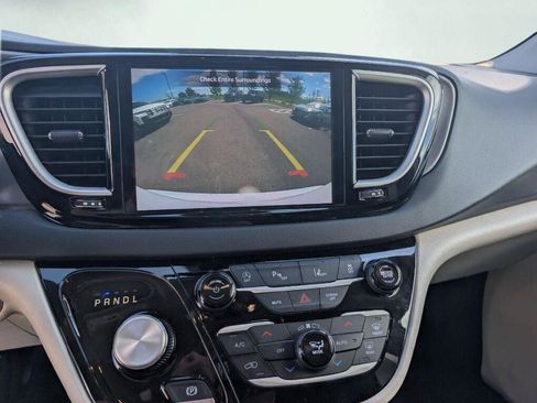 Used 2023 Chrysler Pacifica Touring-L FWD image 32