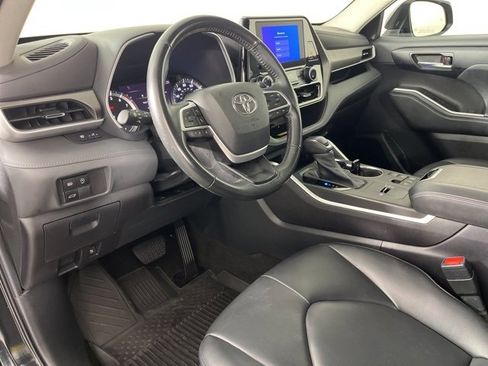 Certified 2023 Toyota Highlander XLE image 2