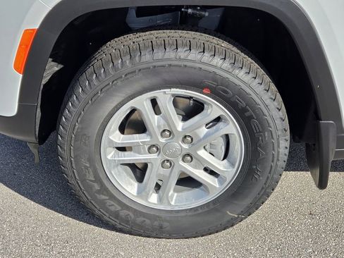 New 2025 Jeep Grand Cherokee Laredo X w/ MOPAR Finishing Package image 11