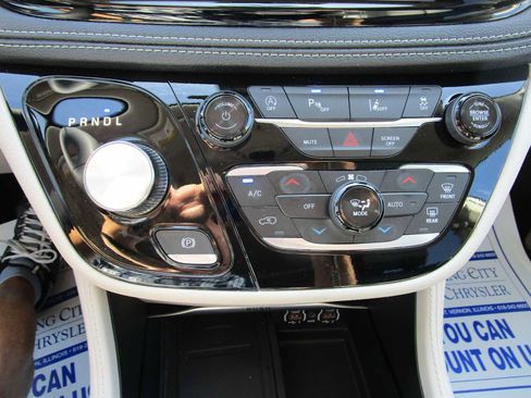 Certified 2024 Chrysler Pacifica Limited image 33