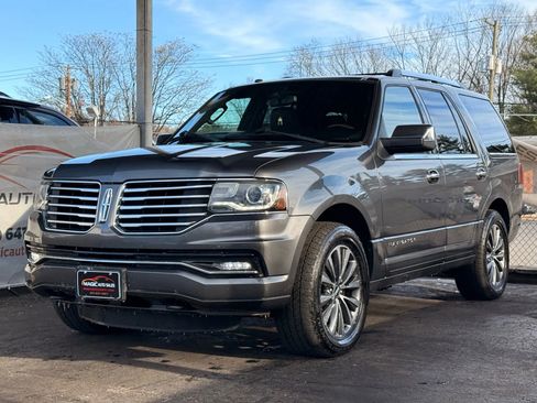 Used 2015 Lincoln Navigator Sport Utility 4D image 3