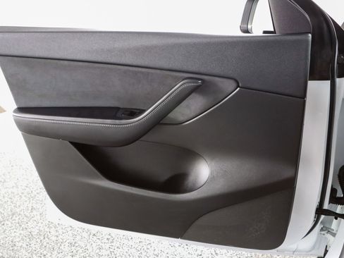 Used 2021 Tesla Model Y Long Range image 21