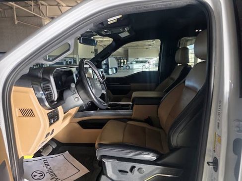 Used 2023 Ford F250 Lariat w/ Chrome Package image 3