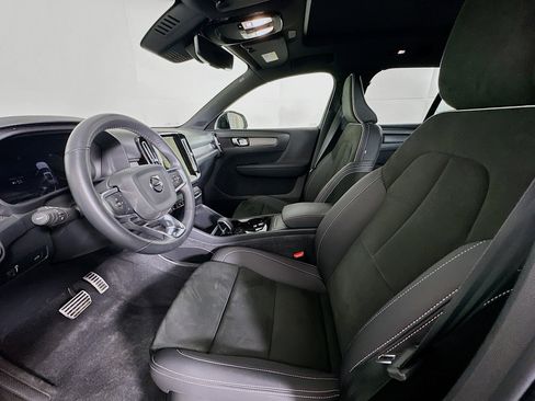 Used 2022 Volvo XC40 P8 Recharge Plus image 13