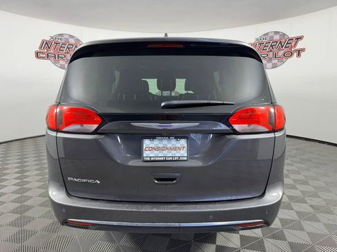 Used 2019 Chrysler Pacifica Touring-L FWD image 5