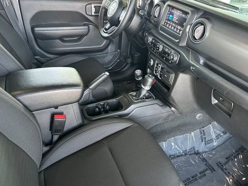 Certified 2022 Jeep Gladiator Sport AWD/4WD image 15