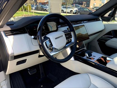 New 2025 Land Rover Range Rover SE image 8