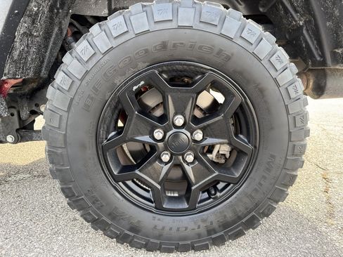 Used 2021 Jeep Gladiator Willys image 14