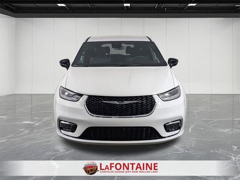 Certified 2026 Chrysler Pacifica Select image 8