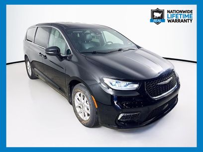 Used 2025 Chrysler Pacifica Select