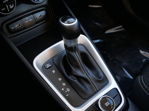 Used 2022 Hyundai Venue SEL image 22