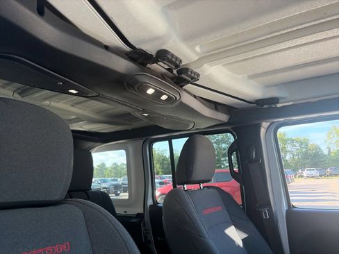 Used 2024 Jeep Wrangler Unlimited Rubicon AWD/4WD image 33