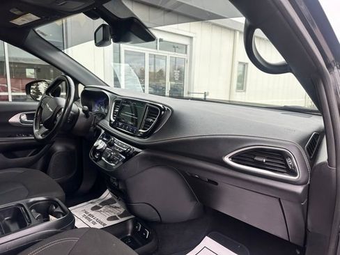 Used 2021 Chrysler Pacifica Touring w/ S Appearance Package FWD image 9
