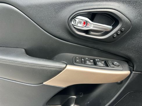 Used 2017 Jeep Cherokee Limited w/ Luxury Group FWD image 17
