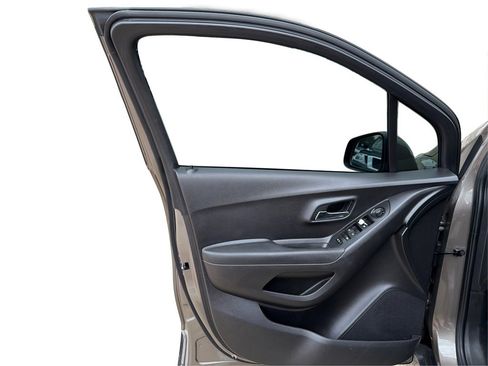 Used 2021 Chevrolet Trax LT w/ Driver Confidence Package image 19