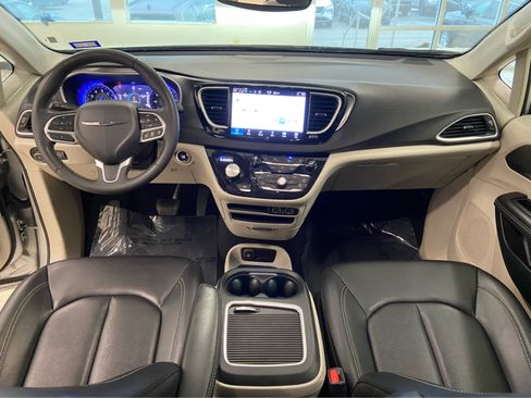 Used 2024 Chrysler Pacifica Touring-L image 18