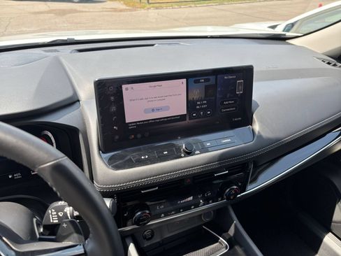 Used 2026 Nissan Rogue SL FWD image 14