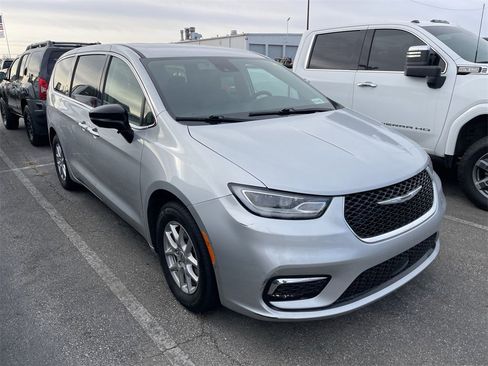 Used 2024 Chrysler Pacifica Touring-L image 13