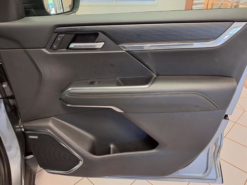 Used 2025 GMC Acadia Elevation image 11