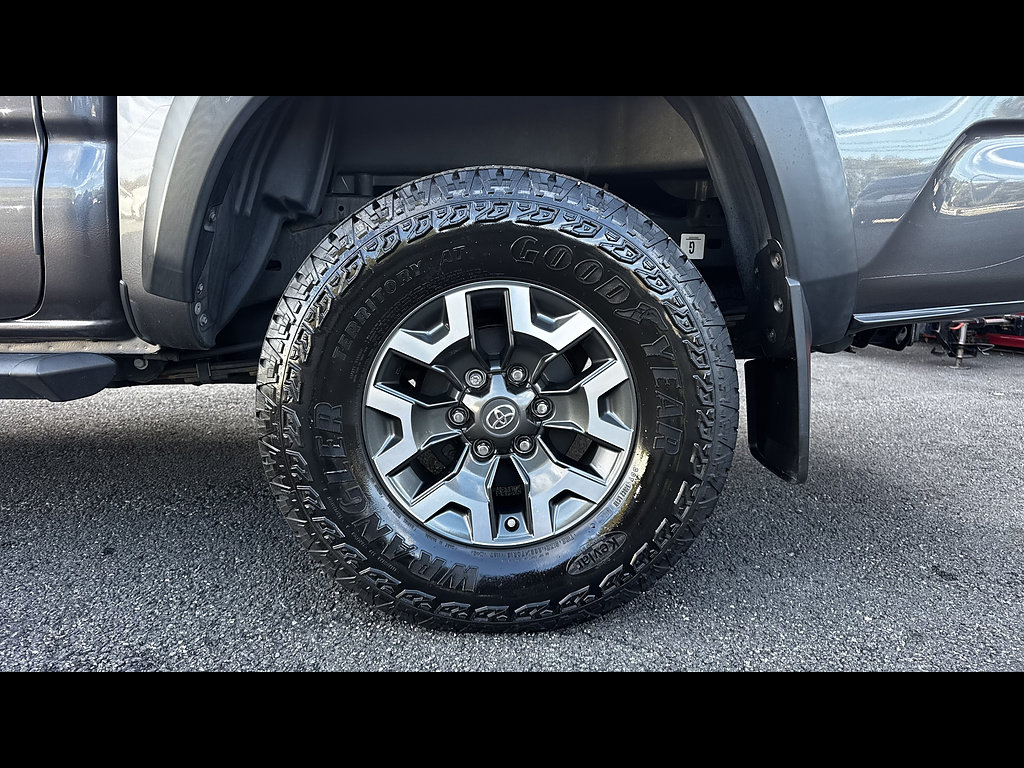 Certified 2019 Toyota Tacoma TRD Off-Road AWD/4WD image 17