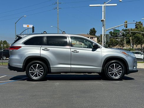 Used 2018 Toyota Highlander XLE w/ Carpet Mat Package (TMS) FWD image 6