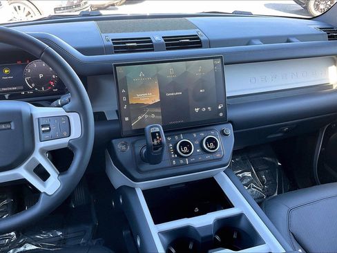 New 2026 Land Rover Defender 130 X-Dynamic SE image 9