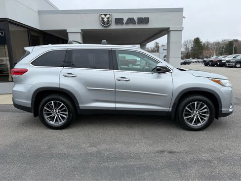 Used 2019 Toyota Highlander XLE AWD/4WD image 11