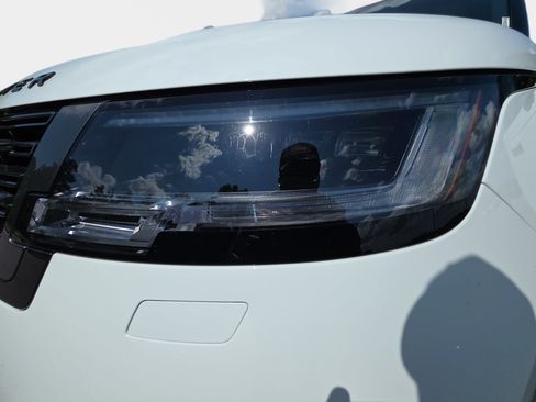 Used 2025 Land Rover Range Rover SE AWD/4WD image 32