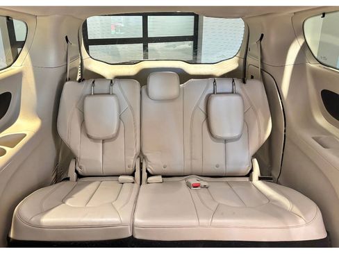 Used 2017 Chrysler Pacifica Touring-L w/ Tire & Wheel Group image 17