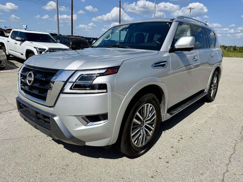 Used 2024 Nissan Armada SL w/ Captain's Chairs Package RWD image 3